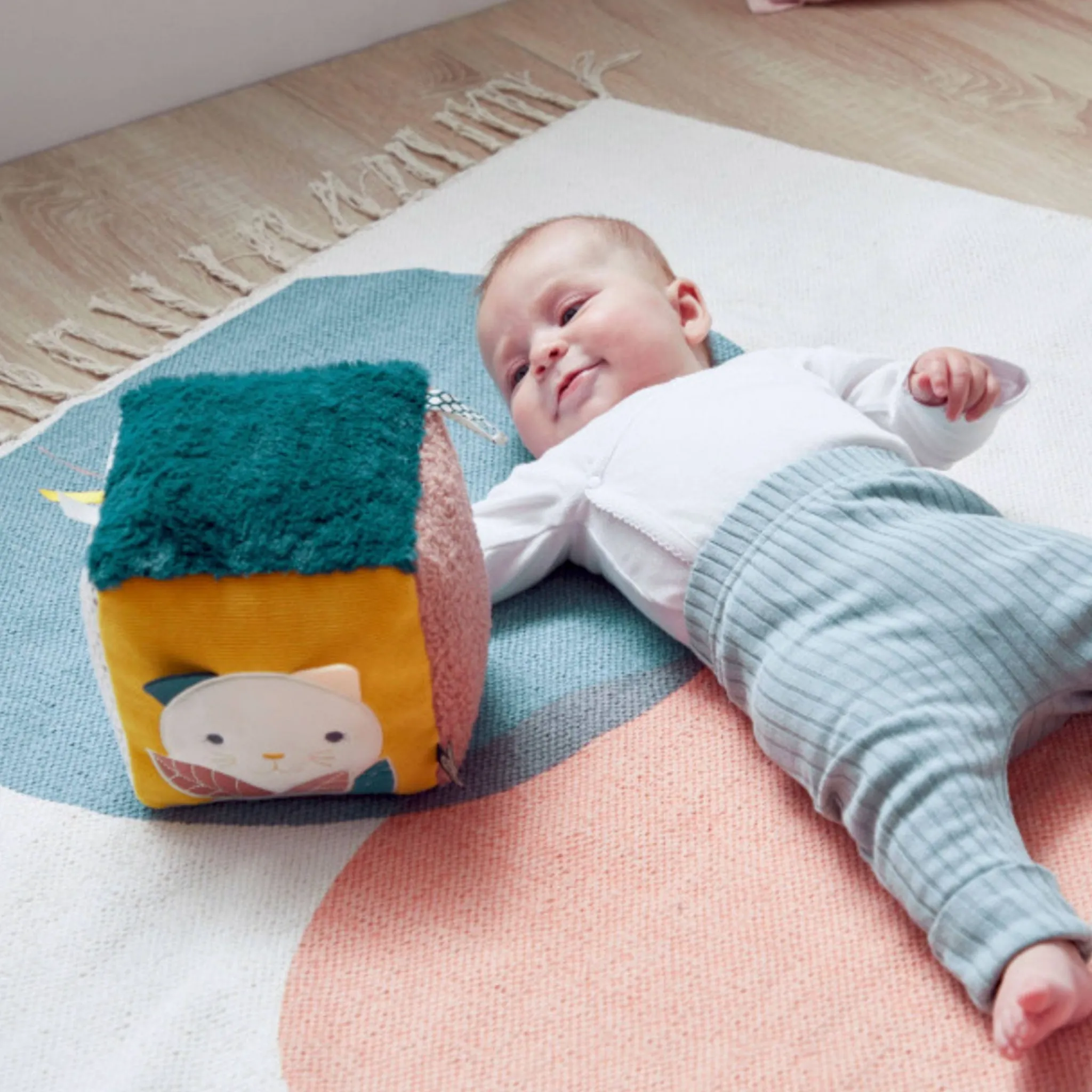 Kaloo Developmental Toys>Sensory Cube Stimuli